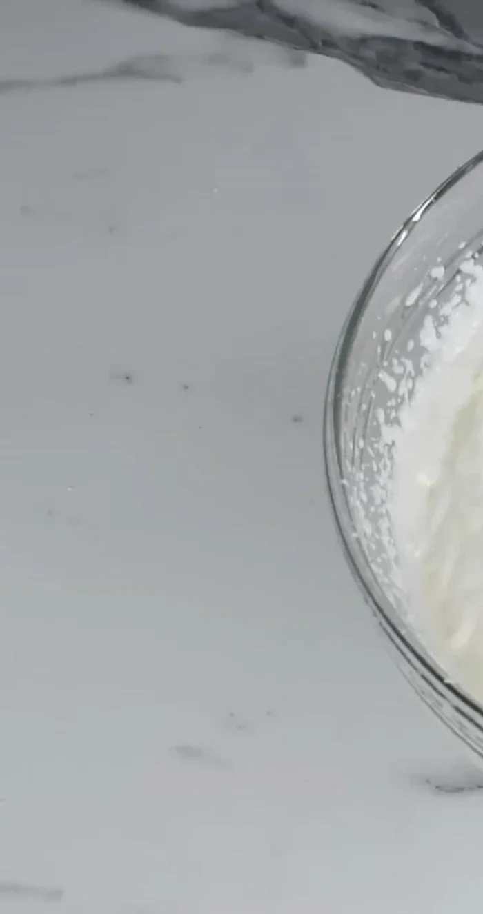 Montiamo leggermente la panna fredda di frigo con le fruste elettriche.