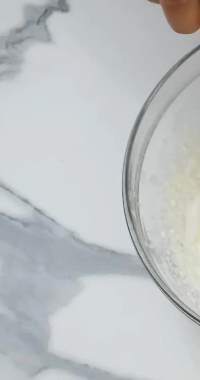 Aggiungiamo il mascarpone e mescoliamo con la spatola o con le fruste elettriche (senza montare troppo).